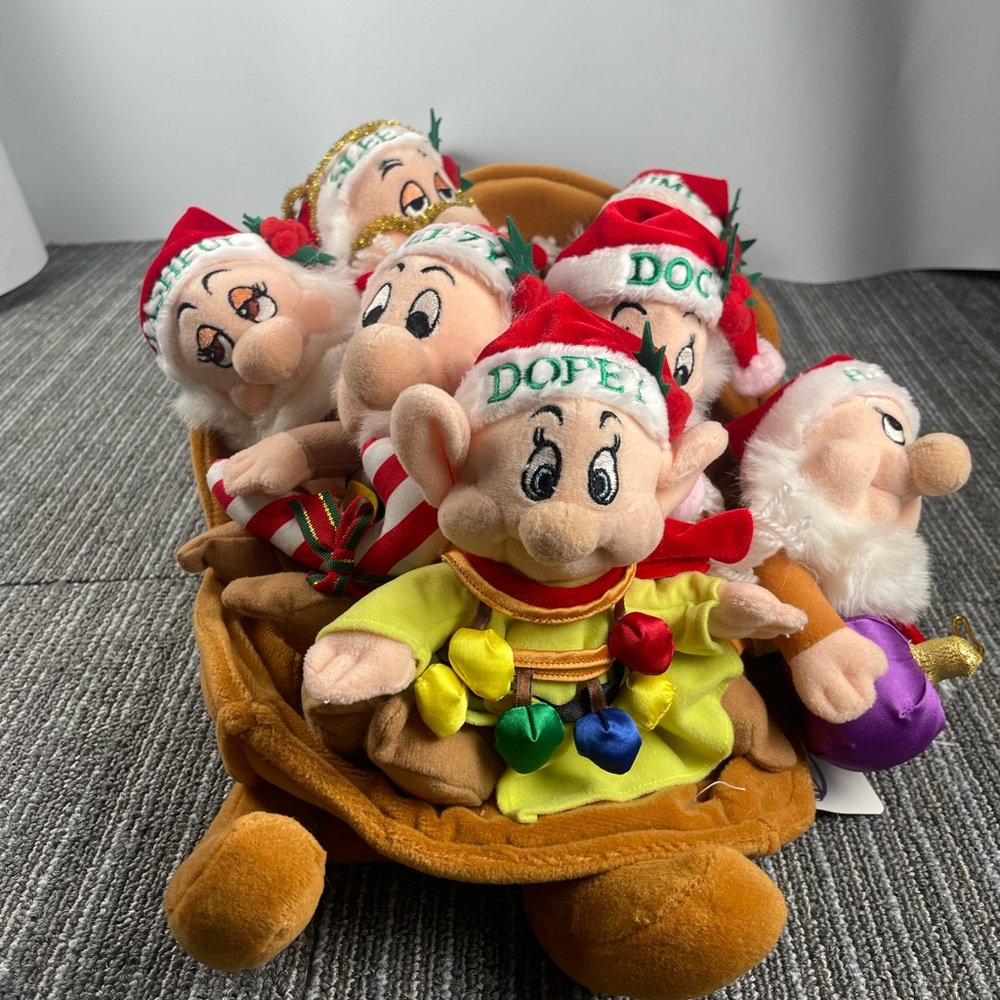 WT Vintage 1999 Disney Seven Dwarfs Christmas Sleigh Plushie Bean Bag Set